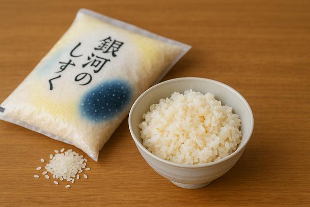 features_a_bowl_of_cooked_white_rice_